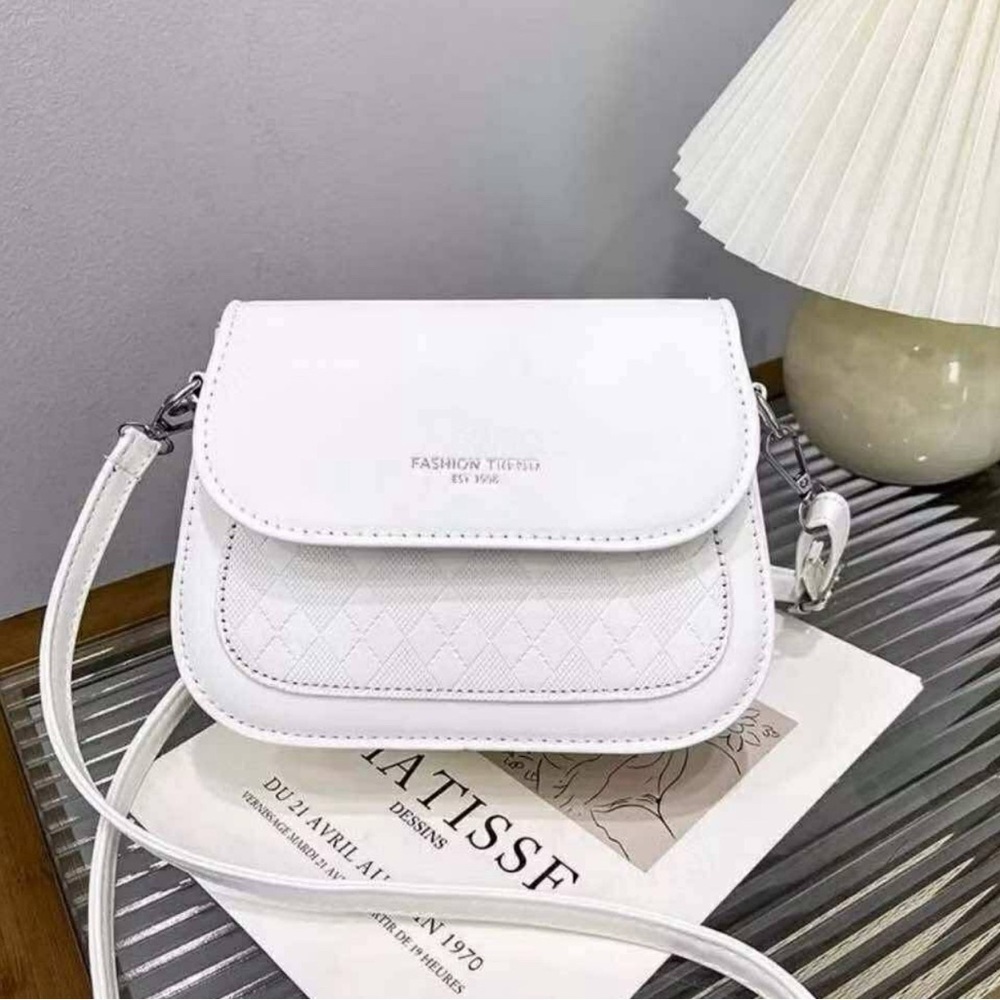🔥Vintage✨ NWT Chic White Faux Leather Saddle Crossbody Bag - Trendy & Versatile! - Picture 6 of 12